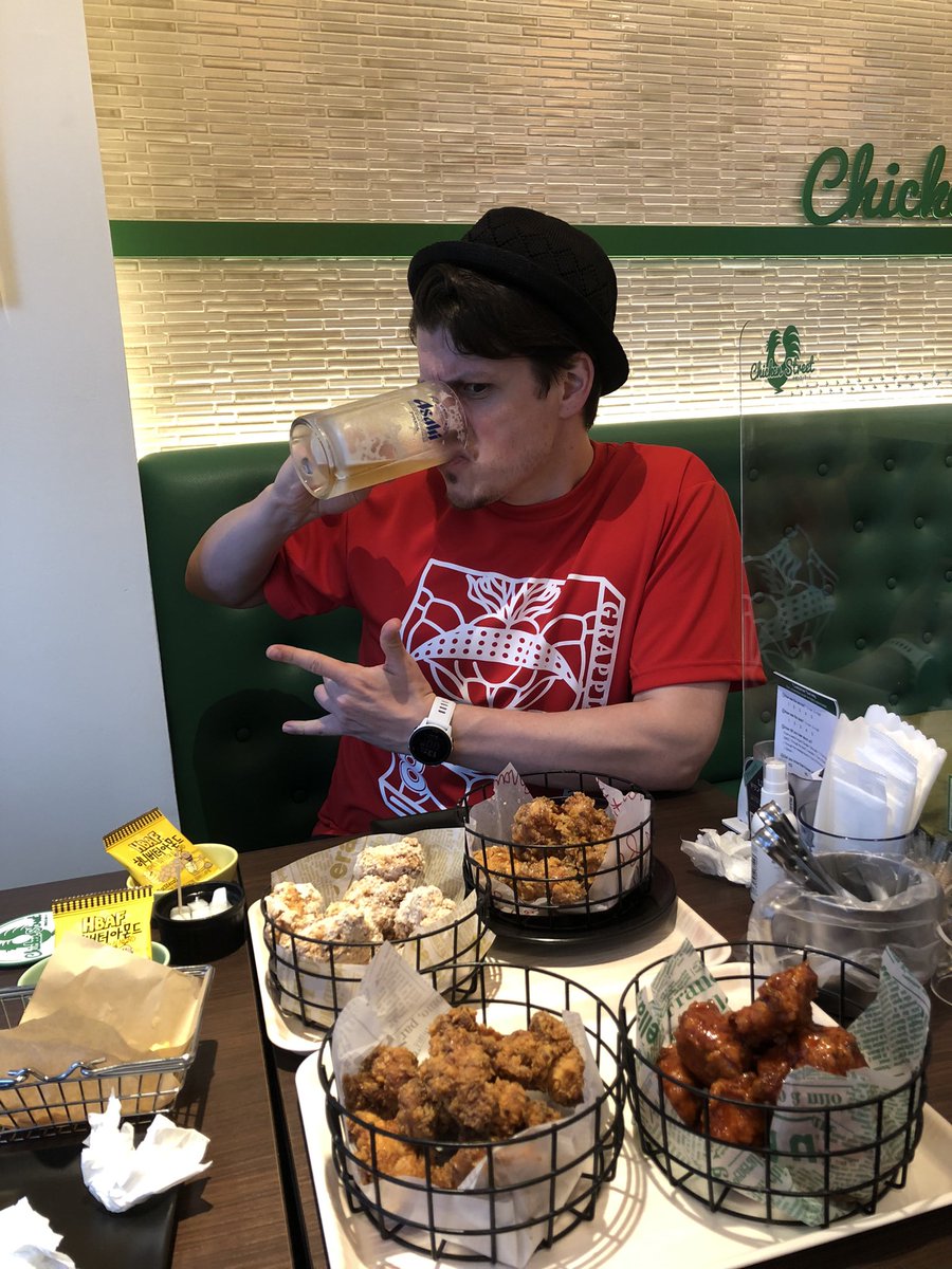 CyborgJoe2's tweet photo. カイルさん(@Kyle_Card) とニュースタイルダイエットです！幸福な生活を維持するための不可欠な燃料でござる。
韓国チキン美味いな！

#chickenstreet https://t.co/emZKUdsvbc