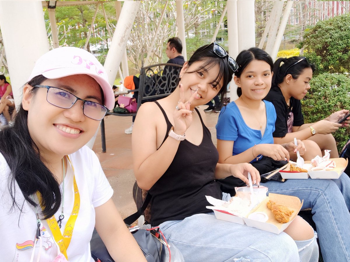 mary_althene's tweet photo. Lunch w/ blinks buti may dumaan nakacart #mcdonaldsðð, and cool drinks 𥀠REFRESHED #makoo #strawberrymango ðð¥ #blueberrylemon ðð«
BLACKPINK BORNPINK PH ARENA BULACAN
Tenchu! @shannnaaaaaaaa @dlcmrn_ https://t.co/lFaz2rB9wZ