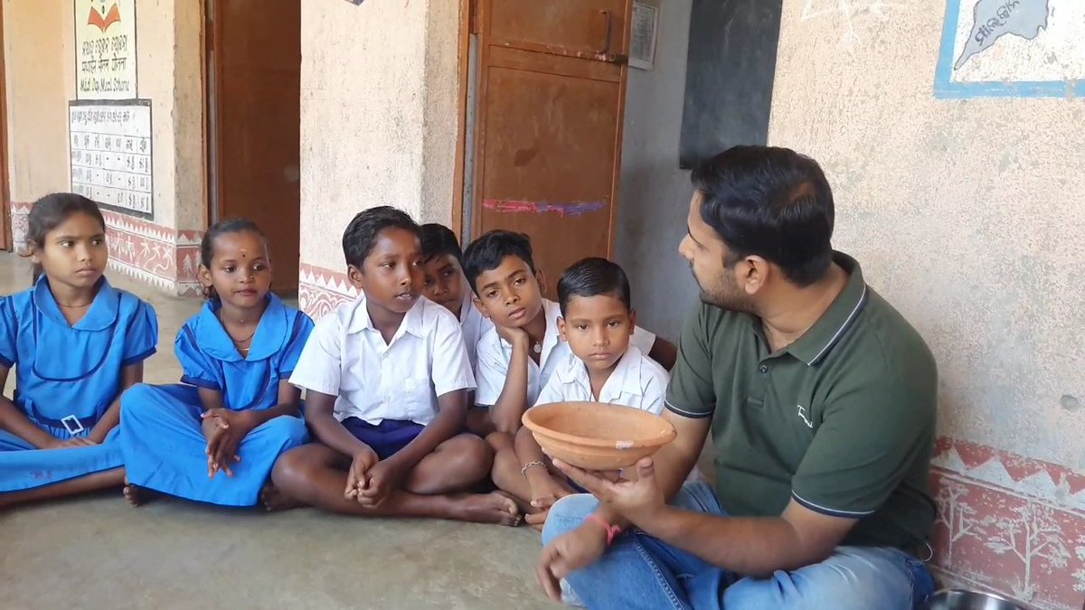 hereforconserva's tweet photo. On the occasion of #EarthHour Environmentalist @talktosubhransu aware school children's to save thirsty birds from summer.  

#BiggestHourForEarth  #EarthHourDay #MyHourForEarth 💚

@UNEP @antonioguterres @MafaldaDuarte @earthhour  @UNinIndia @YounisFouzia  @WWF 
@BirdLife_CEO https://t.co/h9pXxvIMGu