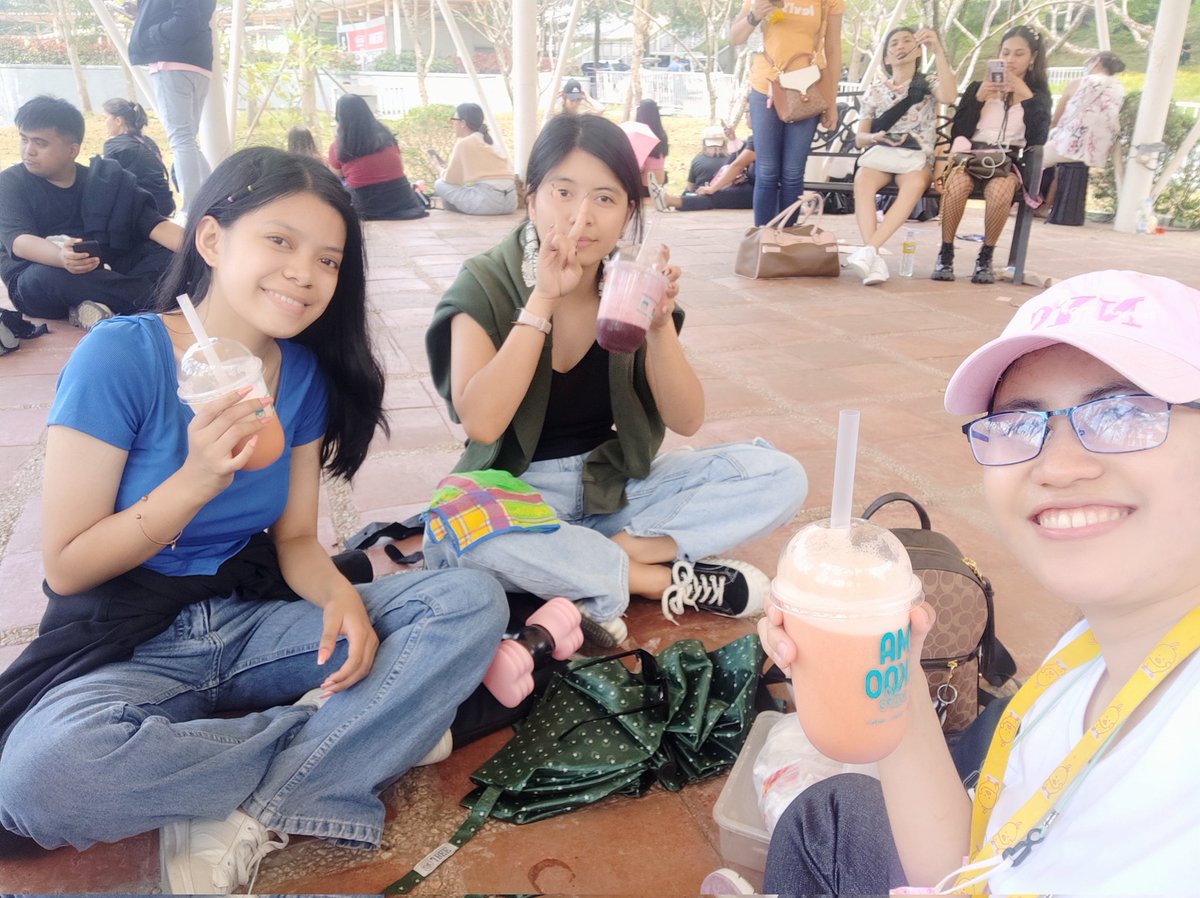 mary_althene's tweet photo. Lunch w/ blinks buti may dumaan nakacart #mcdonaldsðð, and cool drinks 𥀠REFRESHED #makoo #strawberrymango ðð¥ #blueberrylemon ðð«
BLACKPINK BORNPINK PH ARENA BULACAN
Tenchu! @shannnaaaaaaaa @dlcmrn_ https://t.co/lFaz2rB9wZ
