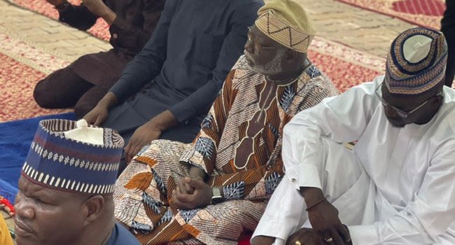 HarmlessHQ's tweet photo. First instance: Alarms raised over CJN's secret travel to UK for a meeting with...

APC spokesperson: the CJN didn't travel anywhere. He's in the country with us.

Supreme court media: The CJN actually traveled but he's in the country now.

So, what is APC spokesperson covering? https://t.co/23ZfIzzCLp