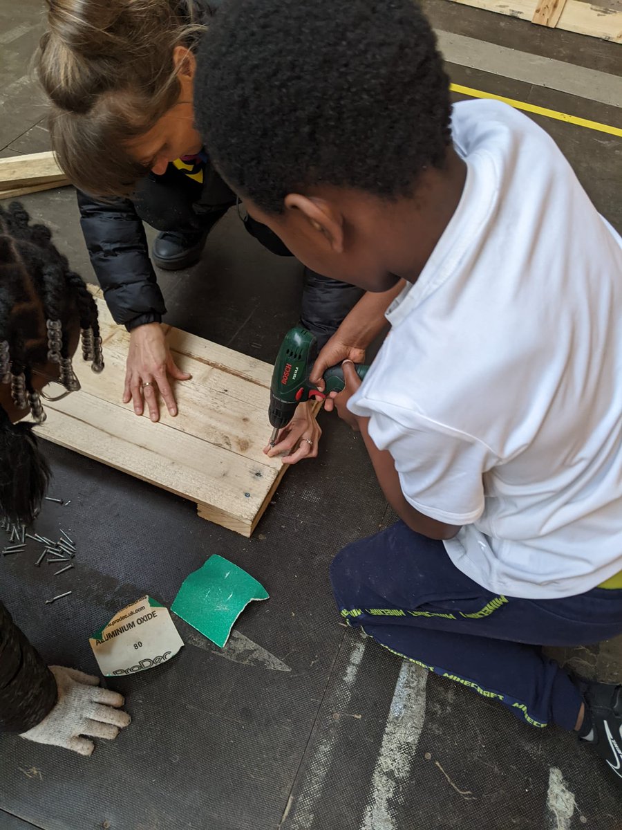 KidzKlubLeeds's tweet photo. Just loving the concentration... We've been busy with wood this week! #powertools #communitychangers #nationshakers https://t.co/3pjNNmismA