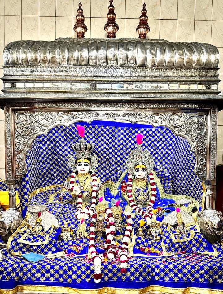 SPT_009's tweet photo. नीलाम्बुजश्यामलकोमलाङ्गं, सीतासमारोपितवामभागम।
पाणौ महासायकचारूचापं,
नमामि रामं रघुवंशनाथम॥

श्री जानकी बल्लभ सरकार की जय 🙏🙏 https://t.co/MjfHDlYZNi