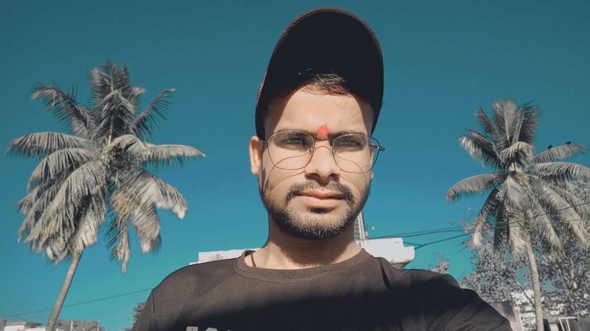 मोहब्बत होने में कुछ लम्हे लगते है .. पूरी उम्र लग जाती है उसे भुलाने में …￼￼