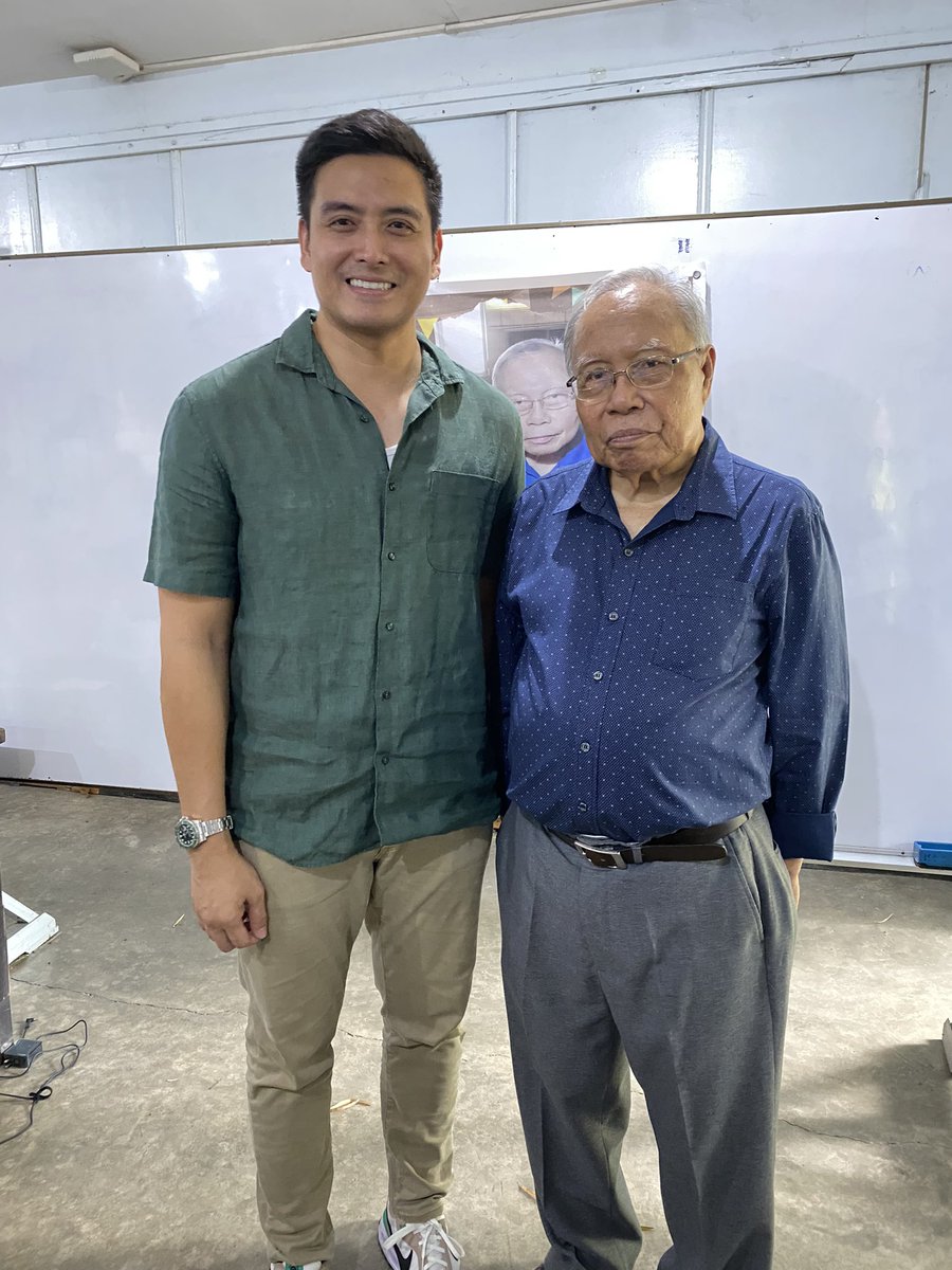 AlfredVargasPH's tweet image. Nakakamiss super yung face-to-face classes.

Today, for the first time in years, I attended an actual class, inside a classroom, with my classmates, and live lecture from our great professor, prof serote.

Learning is so much better when you see each other.

#roadtoPHD
#UPSURP