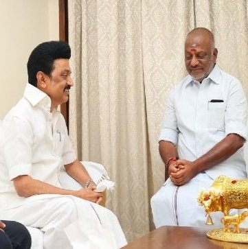 CTR_Nirmalkumar's tweet photo. இடத்திற்கேற்ப body language மாற்றுவதில் நம்ம பன்னீரை அடிச்சுக்க ஆளே இல்லை... https://t.co/gbgXygoTwE