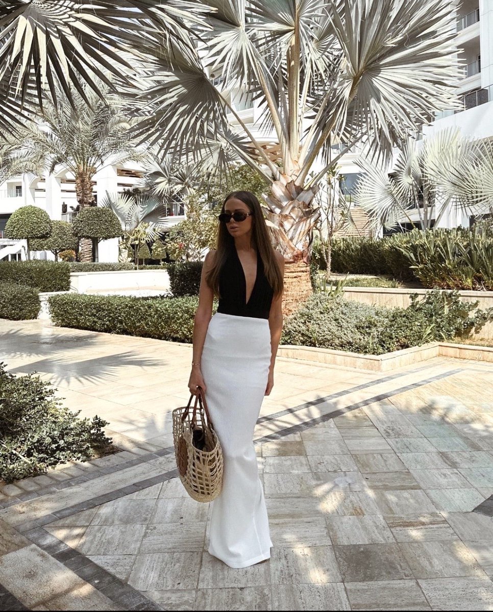 WaldorfDubai's tweet photo. Under the palm trees with salt in your hair and an untroubled mind. Spend a day of #relaxation by the #pool and #beach overlooking Palm Jumeirah. Day passes are priced at AED 250 per person, partly redeemable on food and beverage. https://t.co/SH4seQOxBi