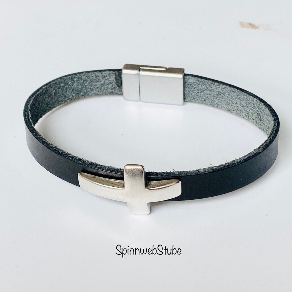 Freue mich, euch diesen Artikel aus meinem Shop bei #etsy vorzustellen: Lederarmband für Jungen  "Kreuz" etsy.me/3TQzz0f