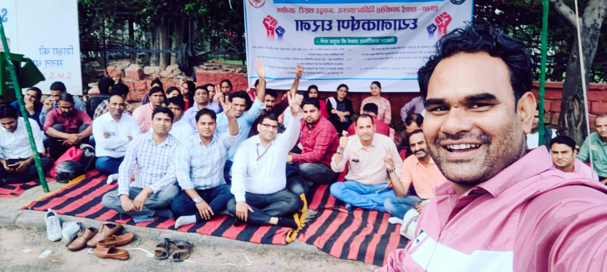 🏋️संघर्षरत फार्मासिस्ट्स की वेतन विसंगति की अर्जी स्वीकार करो माननीय गहलोत साहब।🙏#फार्मासिस्ट_कर_रहे_गांधीगिरी 
<a href="/ashokgehlot51/">Ashok Gehlot</a> 
<a href="/plmeenaINC/">Parsadi Lal Meena</a> 
<a href="/artizzzz/">Arti Dogra</a> 
<a href="/_lokeshsharma/">Lokesh Sharma</a>