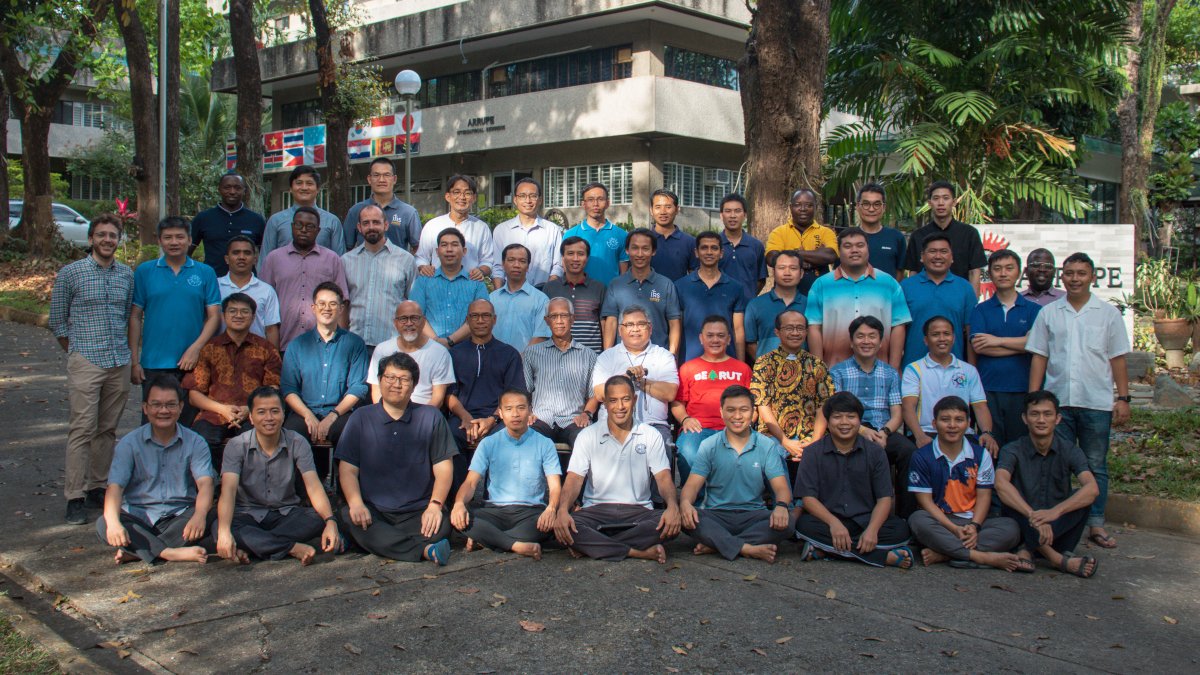 jcapsj's tweet image. LOOK 👀📸: 45 Jesuits, from 17 countries, 1 community. Here's a recently taken photo of the members of the Arrupe International Residence in the Ateneo de Manila University campus. 

Photo from Scholastic @Jeswittyy 

#Jesuits #JCAP #JesuitMission #Vocation #InspiredByIgnatius