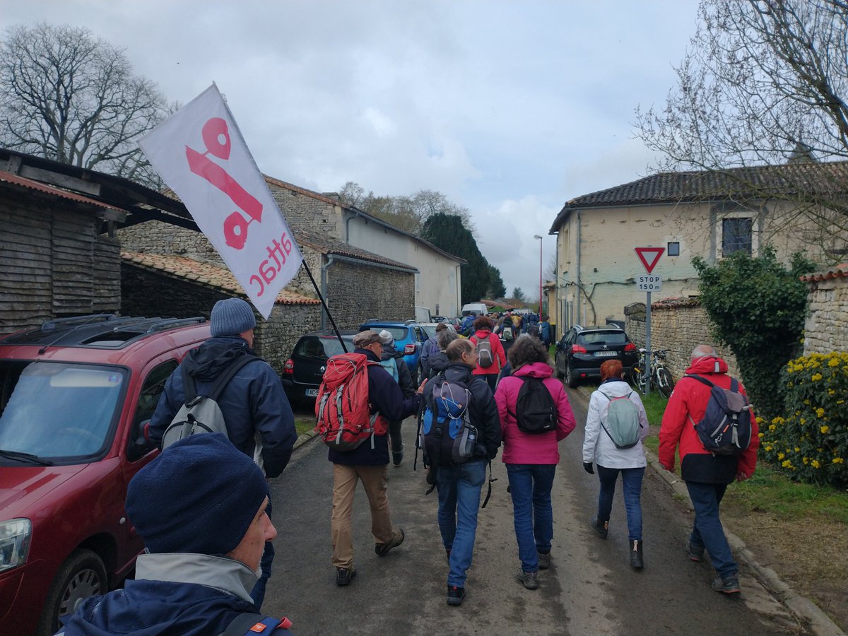 stephane_thobie's tweet photo. Du monde a perte de vue a la manif contre les méga bassines. #BassinesNonMerci #sainteSoline https://t.co/AfdyLnCEjk