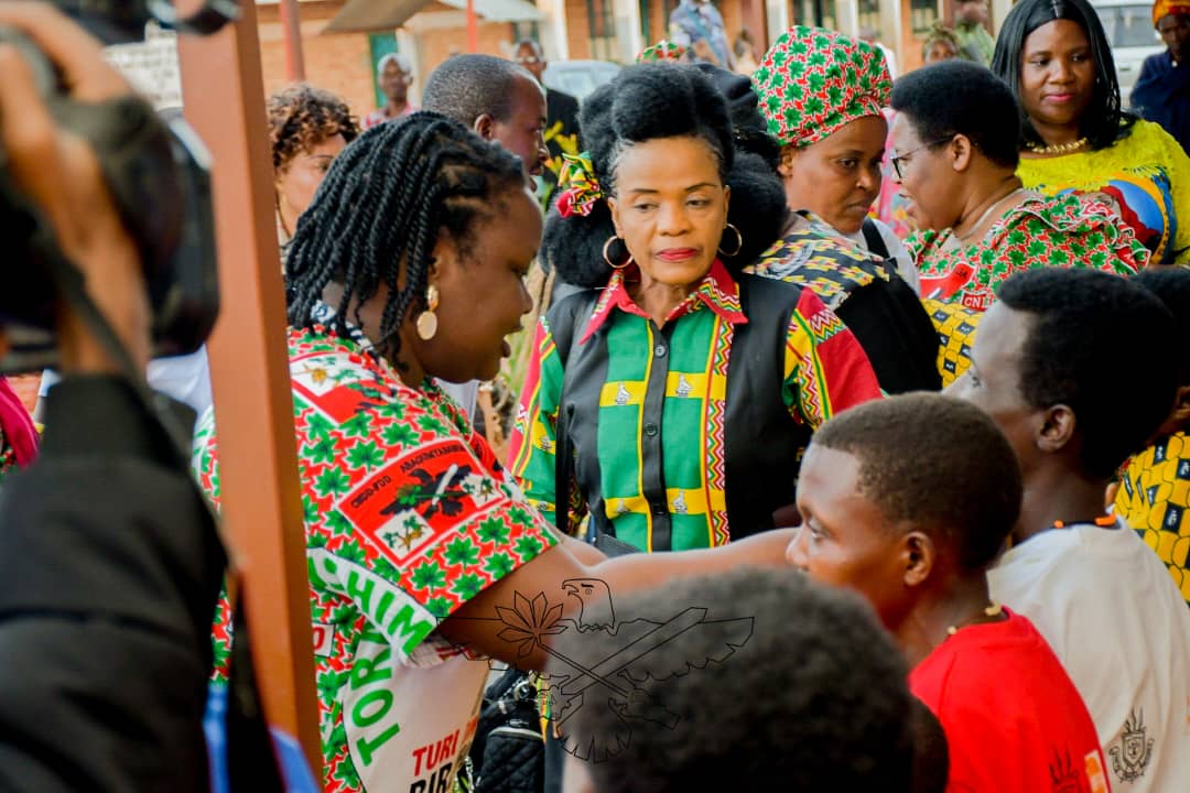 LF_cnddfdd's tweet photo. A la veille de la célébration de #umukenyererarugambaDay , la ligue des femmes au niveau national a visité les malades de fistule obstétricale de la Fondation @action_bonne à @Gitega. Elles leur avaient porté une aide en vivres et non vivres. @CnddFdd @nancymutoni https://t.co/uNuq1fGxYz