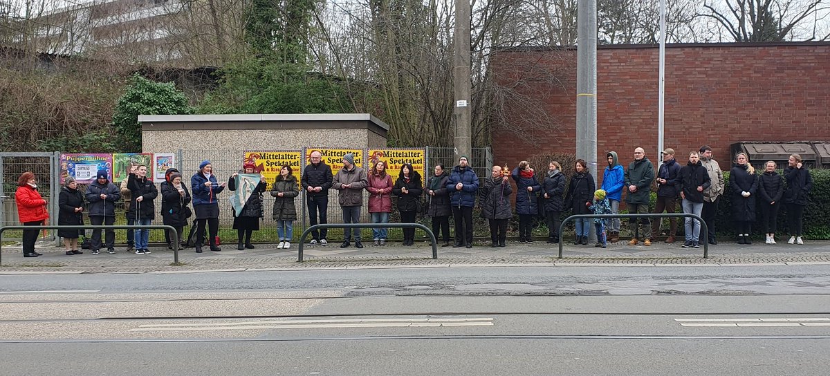 Aktuell herrscht ungefähr Gleichstand: Bei der Kundgebung gegen #Abtreibung stehen rund 20 Personen, wie immer wird gebetet und gesungen. Auch bei der feministischen Gegenkundgebung sind 20 Leute. #Dortmund