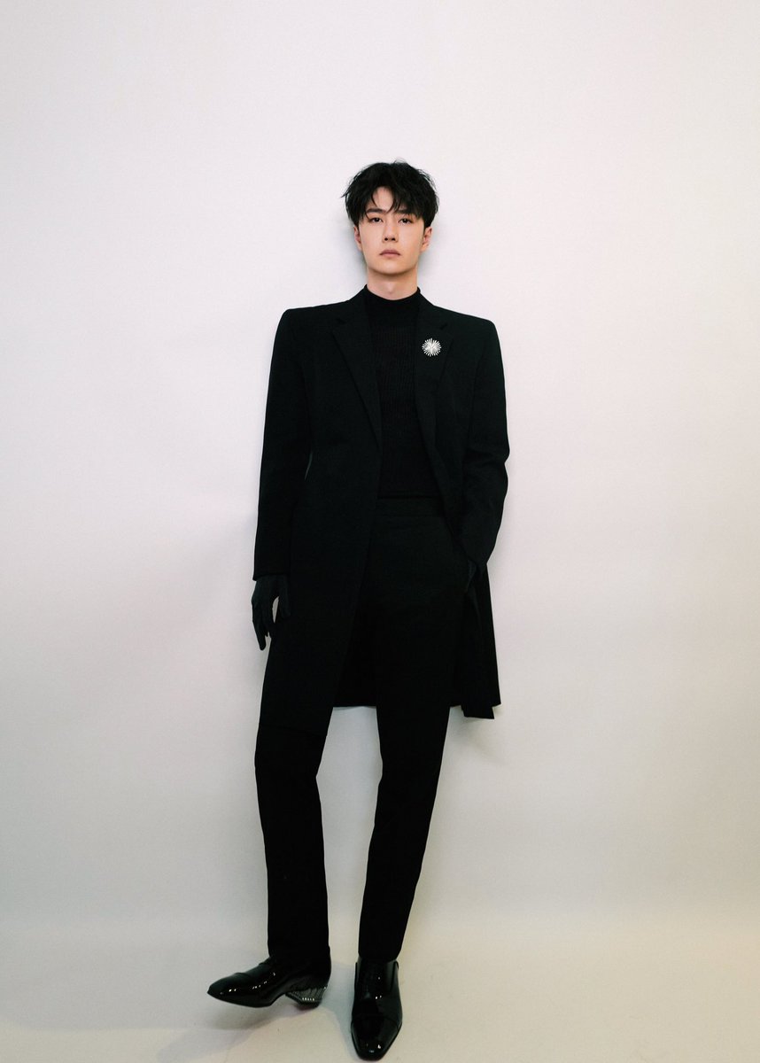 Anart94xXx's tweet image. Wang Yibo &amp;amp; his aura is on another level i fear omg the full black dark knight suit the luxury apartment worth Chanel brooch with green velvet gloves he is INSANEEE!!! 
#WangYibo_WeiboNight2022