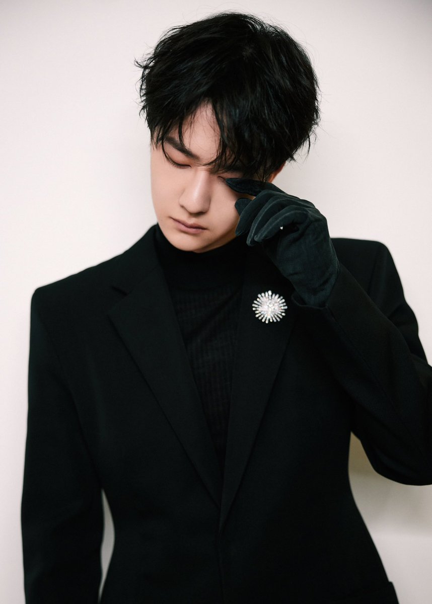 Anart94xXx's tweet image. Wang Yibo &amp;amp; his aura is on another level i fear omg the full black dark knight suit the luxury apartment worth Chanel brooch with green velvet gloves he is INSANEEE!!! 
#WangYibo_WeiboNight2022