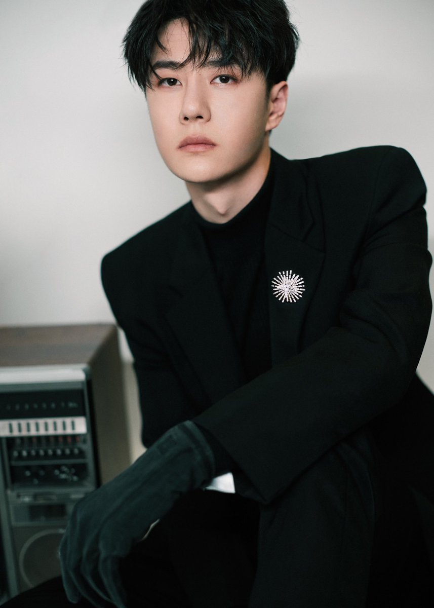 Anart94xXx's tweet image. Wang Yibo &amp;amp; his aura is on another level i fear omg the full black dark knight suit the luxury apartment worth Chanel brooch with green velvet gloves he is INSANEEE!!! 
#WangYibo_WeiboNight2022
