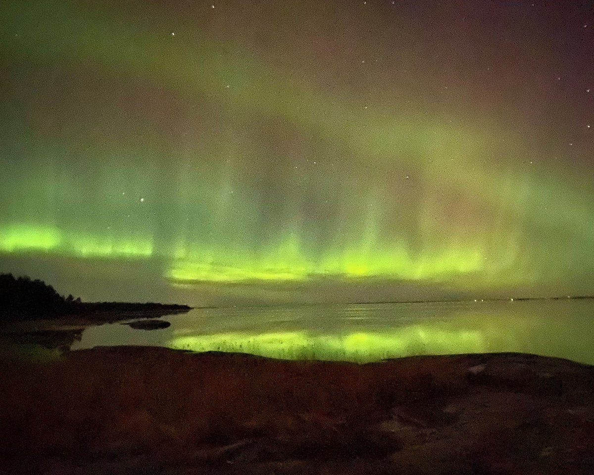 Ikväll låter vi framtidshoppet lysa upp vår tillvaro. Från 20.30 infaller årets #EarthHour och då får stjärnorna, månen och norrskenet bli vår främsta källa till insikt. #earthhour #energywise #handprint 🕯️🌙🤗