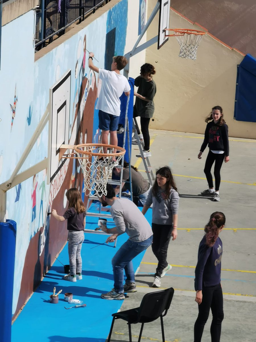 escolasadako's tweet photo. Excel.lent participació d’alumnes, famílies i docents al #MatidelaGenerositat , co-creant els espais d’esbarjo de l@escolasadako #comunitat #SomSadako https://t.co/uMFACMerCK