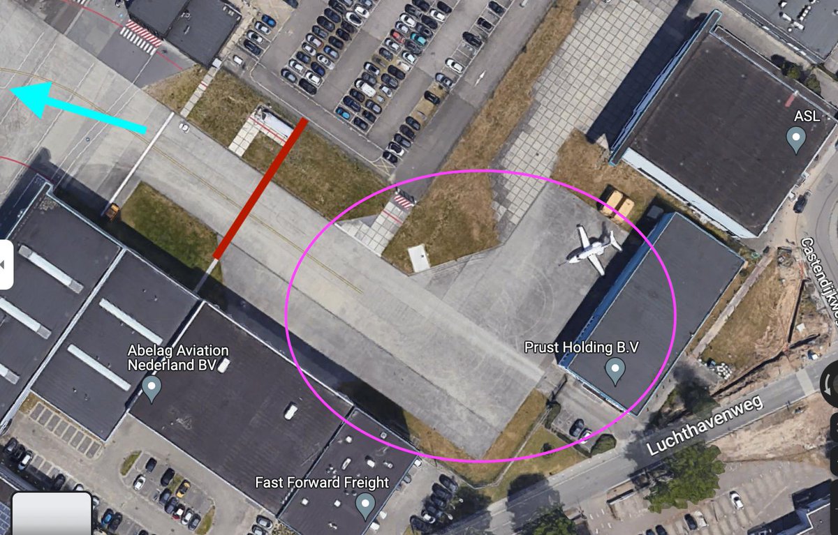 NLRebellion's tweet photo. Breaking: onze rebellen blokkeren de toegang tot privéjets op Eindhoven Airport. Eindhoven Airport heeft de boel niet op orde. Naast alle luchtvervuiling, geluidsoverlast en gezondheidsschade die ze aanrichten, is er geen natuurvergunning. #KrimpDeLuchtvaart #SOSvoorHetKlimaat https://t.co/GFXoTMwWi8