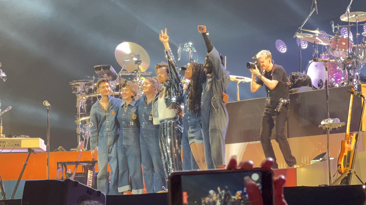 Harry and The Love Band taking their final bow on stage at Ariake Arena in Tokyo, Japan - March 25 (via @rabi3_trip_more)