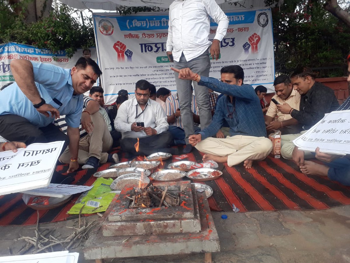 फार्मासिस्टों के सब्र की घड़ियां खत्म हो रही है अब तो डीपीसी दे ही दो गहलोत सरकार 
#वादा_ना_भूलो_गहलोत_जी
#फार्मासिस्ट_कर_रहे_गांधीगिरी 
<a href="/ashokgehlot51/">Ashok Gehlot</a> 
<a href="/plmeenaINC/">Parsadi Lal Meena</a> 
<a href="/artizzzz/">Arti Dogra</a> 
<a href="/_lokeshsharma/">Lokesh Sharma</a>