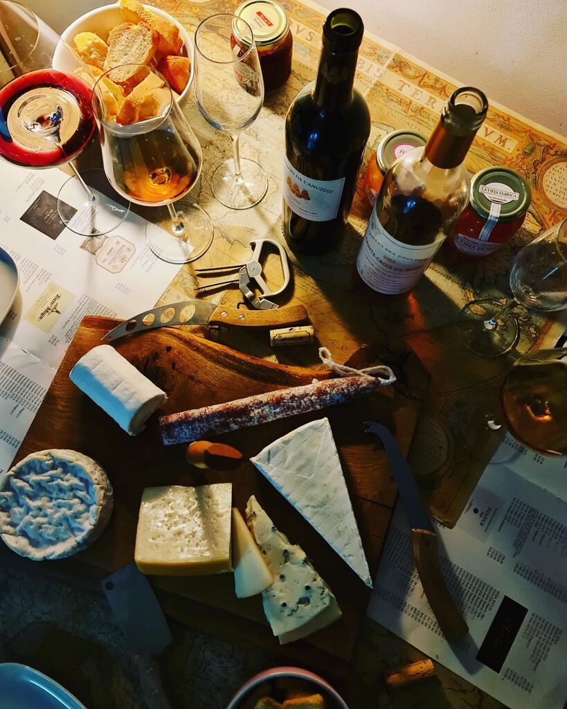 Que no te la den con queso. Hace muchos años los productores de vino, según se cuenta, para vender el vino de mala calidad invitaban a los posibles compradores a comer queso. No es un secreto que un vino saber mucho mejor con queso y sin de una muy buena… instagr.am/p/CqNV738tphq/