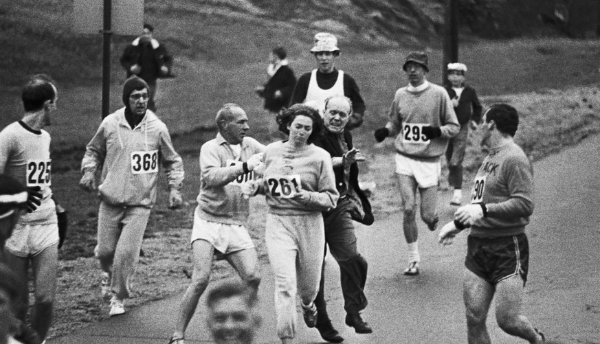 Hace poco más de un siglo, las mujeres no tenían derecho a competir profesionalmente.
Incluso en fechas tan recientes como 1967, las mujeres no podían participar en el maratón de
Boston. Kathrine Switzer lo intentó y varios hombres la empujaron para sacarla de la carrera.