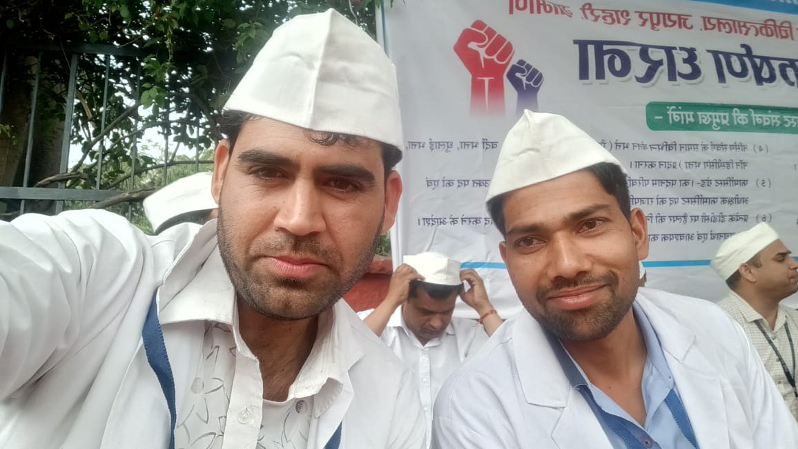 "आप मांगते मांगते थक जाओगे,लेकिन मैं देते देते नही थकूंगा"।फार्मासिस्ट्स की वर्षो से लंबित मांगो को पूरा करके कथन को सार्थक करे श्रीमान।
#वादा_ना_भूलो_गहलोत_जी
#फार्मासिस्ट_कर_रहे_गांधीगिरी 
<a href="/ashokgehlot51/">Ashok Gehlot</a> 
<a href="/plmeenaINC/">Parsadi Lal Meena</a> 
<a href="/artizzzz/">Arti Dogra</a> 
<a href="/_lokeshsharma/">Lokesh Sharma</a>