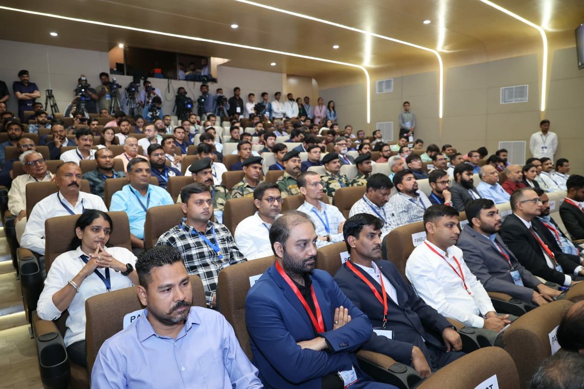 અમદાવાદમાં નેશનલ કોન્ફરન્સ ઓન ડ્રોન ટેકનોલોજીનો શુભારંભ અને કૌશલ્યા- ધ સ્કિલ યુનિવર્સીટીની ડ્રોન મંત્રા લેબનું લોકાર્પણ તથા ડ્રોન હેકેથોન લોન્ચ કરી. 

ડ્રોન થકી ખેતરોમાં દવા છંટકાવથી લઈને ટુરિઝમ અને રિસર્ચ સહિતના ક્ષેત્રોમાં ડ્રોન ટેકનોલોજીના વિકાસની વિપુલ તકો પડેલી છે.