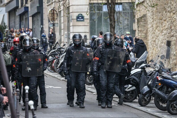 le_Parisien's tweet photo. DIRECT RETRAITES | La dissolution de la Brav-M «n'est pas à l'ordre du jour», affirme Laurent Nuñez, le préfet de police de Paris, car cette unité «est absolument indispensable».
➡️ https://t.co/Bb606yMSdK https://t.co/nGSFNWBtEB