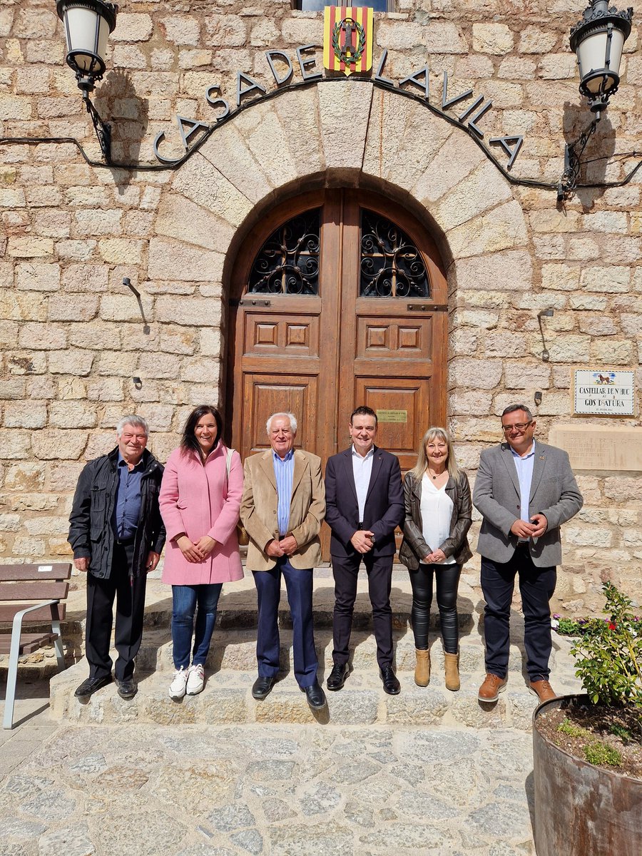 CulturaDIBA's tweet photo. Avui som a Castellar de n'Hug on el diputat de Cultura @joancarlesgc assisteix a la presentació del nou servei de lectura que @bibliotequesXBM posa en marxa per als municipis més petits. https://t.co/MuPBV1E2j6