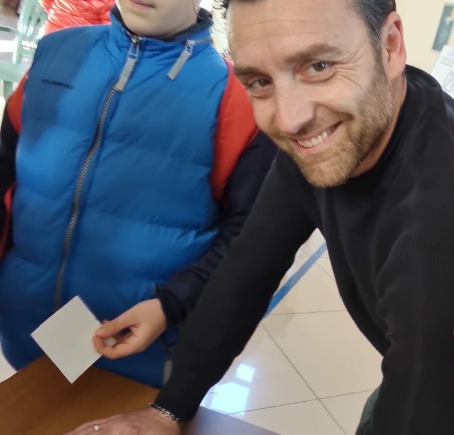 GazzettaSalerno's tweet image. La scuola incontra il Cinema. I bambini del Progetto “Ciak…riprendiAmo” del Secondo Circolo didattico di Mercato San Severino hanno incontrato l’attore Ciro Esposito,reso celebre dal film “Io 
.
#arte #Ciak…riprendiAmo #cinema #CiroEsposito #cultura

gazzettadisalerno.it/lattore-ciro-e…