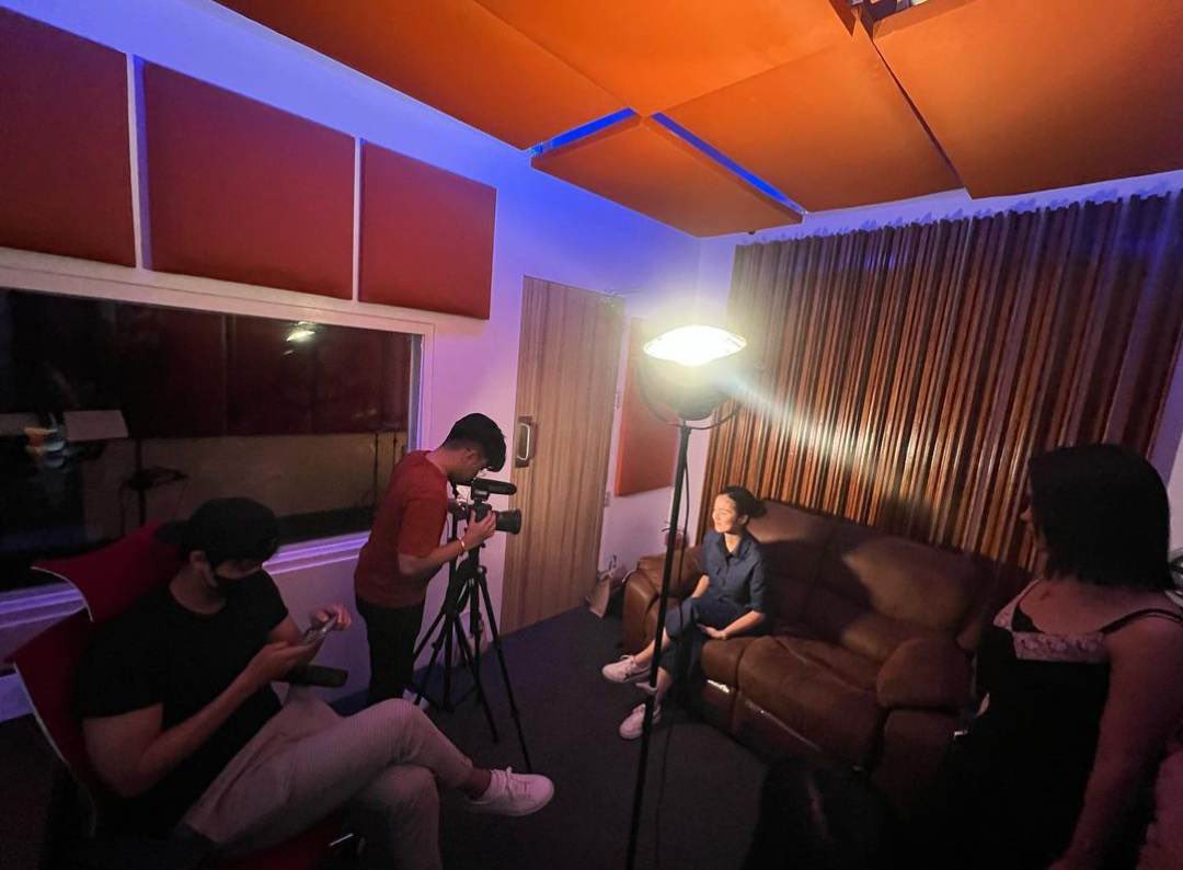 Doktora_Reyn's tweet photo. Because Donny cutely accompanying Belle in her solo ganaps be it about work like album recordings or “just because” dates like getting her nails done, even getting his nails done as well 🥺. DONNY BOYFRIEND OF THE CENTURY #DonBelle #DonnyPangilinan #BelleMariano https://t.co/x0qe79SKpw