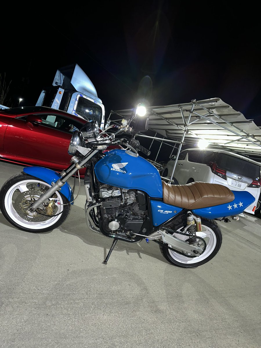 rocketobunny86's tweet photo. CB400SF
外装塗装完了🫶

86の時の色で😎

マークも星もペイントで段消し😍

さいくぅ
昼と夜で色味変わるの写真じゃ伝わらない🤔

#mkbase https://t.co/q85XT301nD