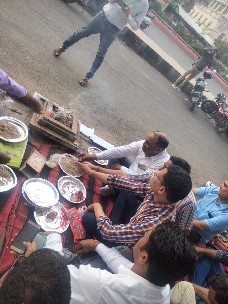 माननीय मुख्यमंत्री जी हम फार्मासिस्ट ने सिर्फ हमारा हक (वेतन विसंगति) दूर करने की आपके सामने विनम्र गुहार लगाई है,अब आप हमारे साथ न्याय करो⚖️ #वादा_ना_भूलो_गहलोत_जी
#फार्मासिस्ट_कर_रहे_गांधीगिरी 
<a href="/ashokgehlot51/">Ashok Gehlot</a> 
<a href="/plmeenaINC/">Parsadi Lal Meena</a> 
<a href="/artizzzz/">Arti Dogra</a> 
<a href="/_lokeshsharma/">Lokesh Sharma</a>