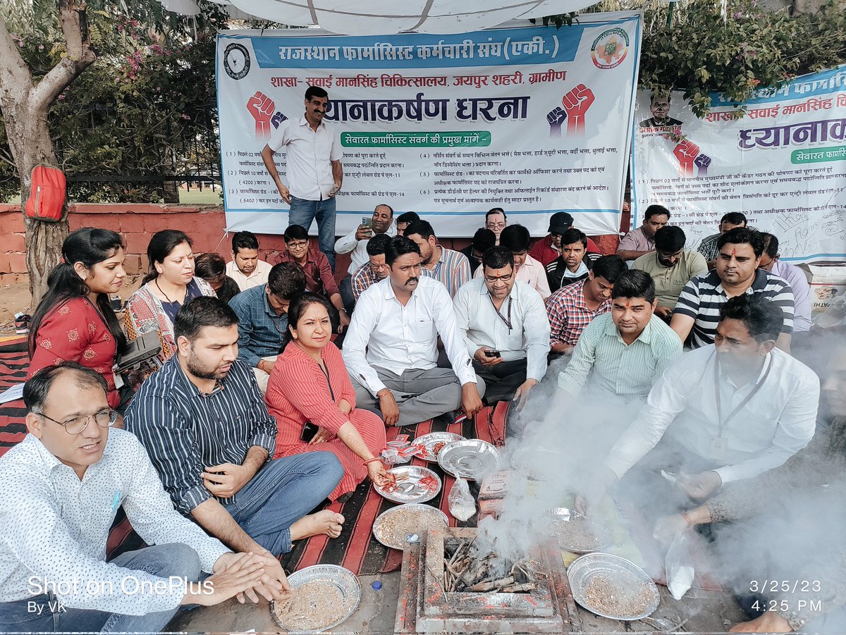 Pharmacists r working tirelessly 24*7 with all other health workers but not getting till date any hard duty/mess/uniform allow. Why this bias..while we r piller of <a href="/ashokgehlot51/">Ashok Gehlot</a> MNNRY &amp;MNDY top scheme in India..<a href="/akhilarora93/">Akhil Arora</a>
#वादा_ना_भूलो_गहलोत_जी
#फार्मासिस्ट_कर_रहे_गांधीगिरी