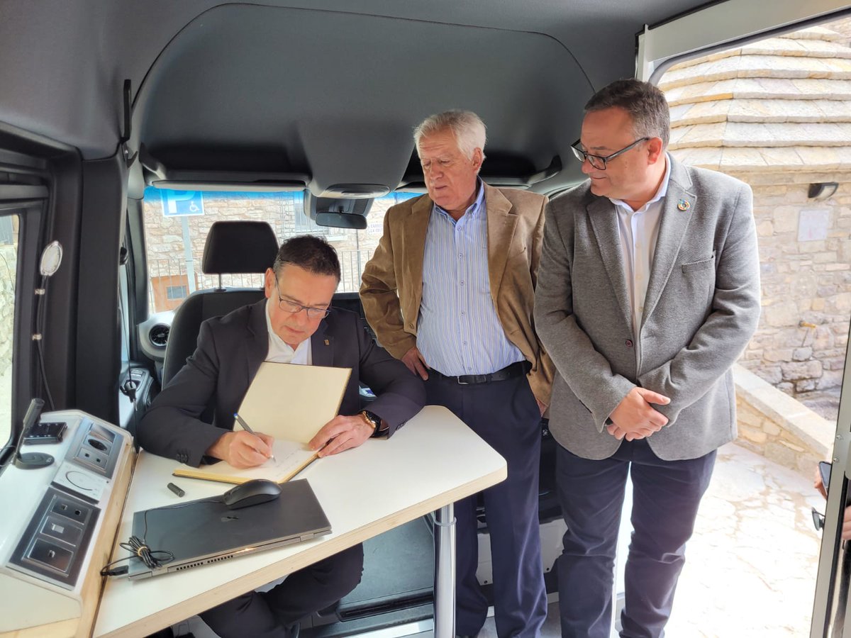 CulturaDIBA's tweet photo. .@joancarlesgc signa al Llibre d'honor dins del nou bibliobús Serra del Cadí, acompanyat per l'alcalde de Castellar de n'Hug, Salvador Juncà, i el president del @ccbergueda Josep Lara. https://t.co/A2WqvZg5e5