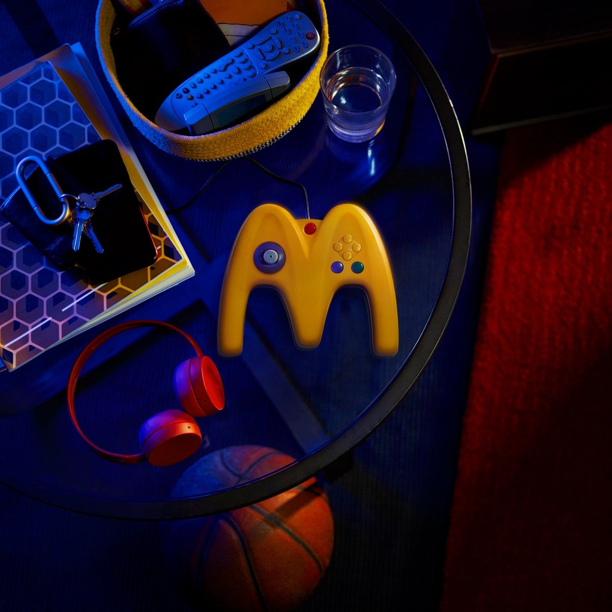 returnonart's tweet photo. The golden arches are everywhere. A series of McDonald’s ads from award-winning photographer Danny Eastwood (@make_strange).⁠
⁠
#artfeed#foodies#fun#burgertime#burgers#burgerlove#burgerlover#burger#mcdonalds#creative#commercial#advertising#photographer#photooftheday#photography https://t.co/U3KjuJgzY3