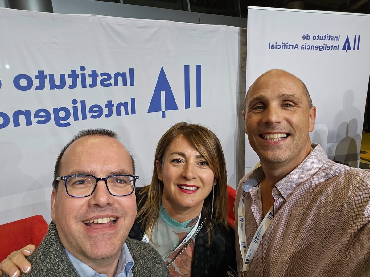 macucaruana's tweet photo. Un evento fantástico, como siempre!!! Gracias!!! ❤️🤖❤️#IIA #masterIIA https://t.co/L3yQEtYPQS