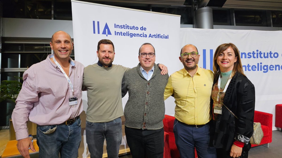 macucaruana's tweet photo. Un evento fantástico, como siempre!!! Gracias!!! ❤️🤖❤️#IIA #masterIIA https://t.co/L3yQEtYPQS