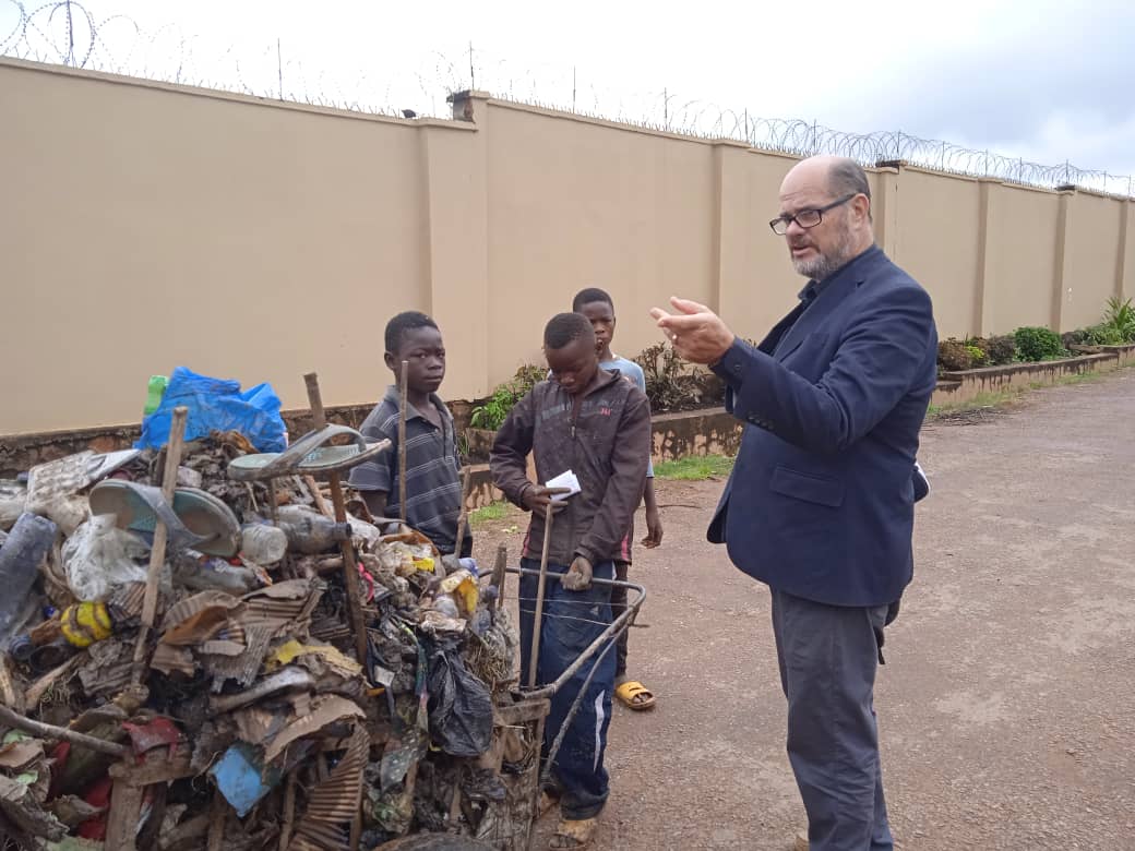 nations4him's tweet photo. Four boys hauling trash on the streets of Lubumbashi this morning listened to the gospel and received Christ. It smelled like the foul sins of the rest of us when God came down and found our wretched souls and forgave us of all. #filthyrags #HeLiftedMe @ken_pledger https://t.co/GyIE54HImi