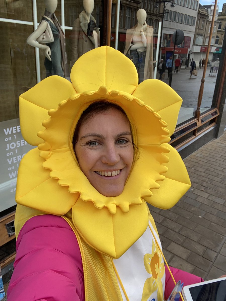 If you’re out and about in Leeds today please come and say hello - I’m pretty easy to spot 😉🤣
@mariecurieuk #GDA #greatdaffodilappeal