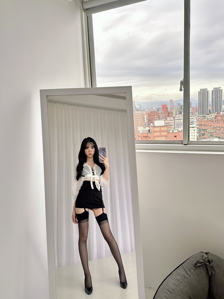 JVID on Twitter: RT @chuchu05261314: 重磅回歸！啾啾OL系列電子寫真🖤 絲襪、蜜桃、腳底板、美腿美胸 ...
