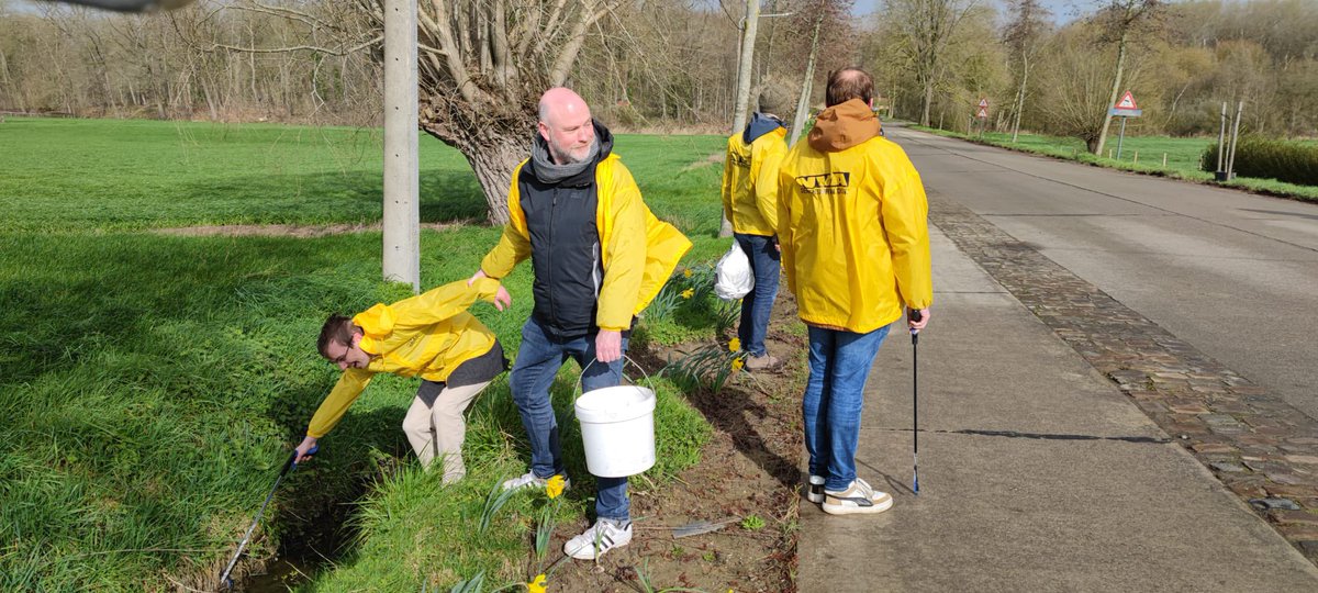 NVAIeper's tweet photo. #Hollebeke #Ieper is al flink wat properder. Vangst: dode huisdieren, hondenpoepzakjes en de klassiekers: blikjes, tetra, plastiek, flessen, … https://t.co/8ezb8hBaCQ