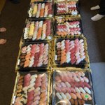 親戚の集まりで全員が寿司を買ってきてあふれ出そうな状態に‼