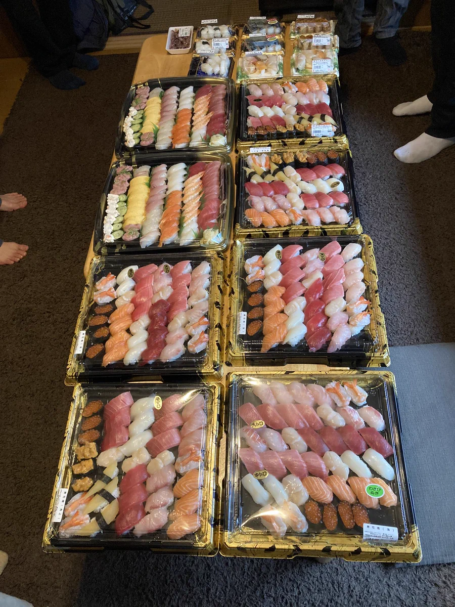 親戚の集まりで全員が寿司を買ってきてあふれ出そうな状態に‼