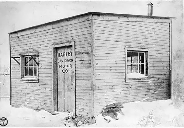RelatocuriosoK's tweet photo. - Primera fábrica de Harley Davidson, 1903 https://t.co/9T3lXy7VzR
