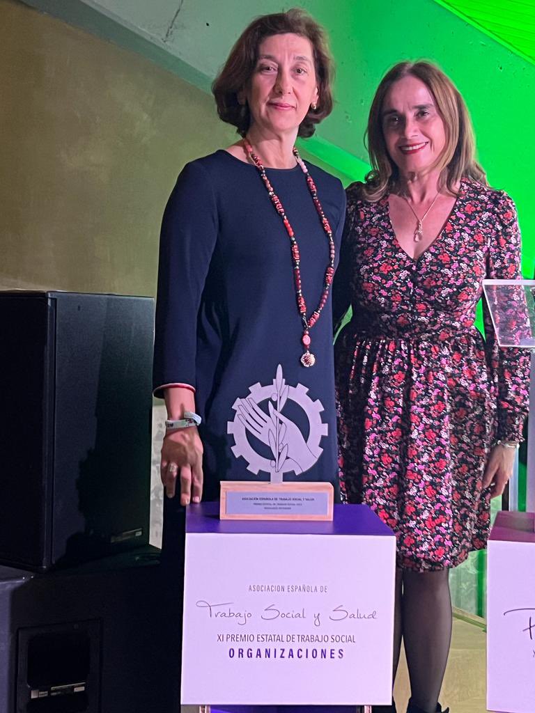 Nuestro agradecimiento al <a href="/cgtrabajosocial/">CGTrabajoSocial</a> por el #PremiosTS en la categoría de Organizaciones, Entidades y Movimientos Sociales a la Asociación Española de Trabajo Social y Salud. Recogió nuestra presidenta Agustina Hervás y Ana Cava de la J. Directiva <a href="/AETSYS/">AETSYS</a> <a href="/EmiVicenteTS/">Emi Vicente</a> 👏👏