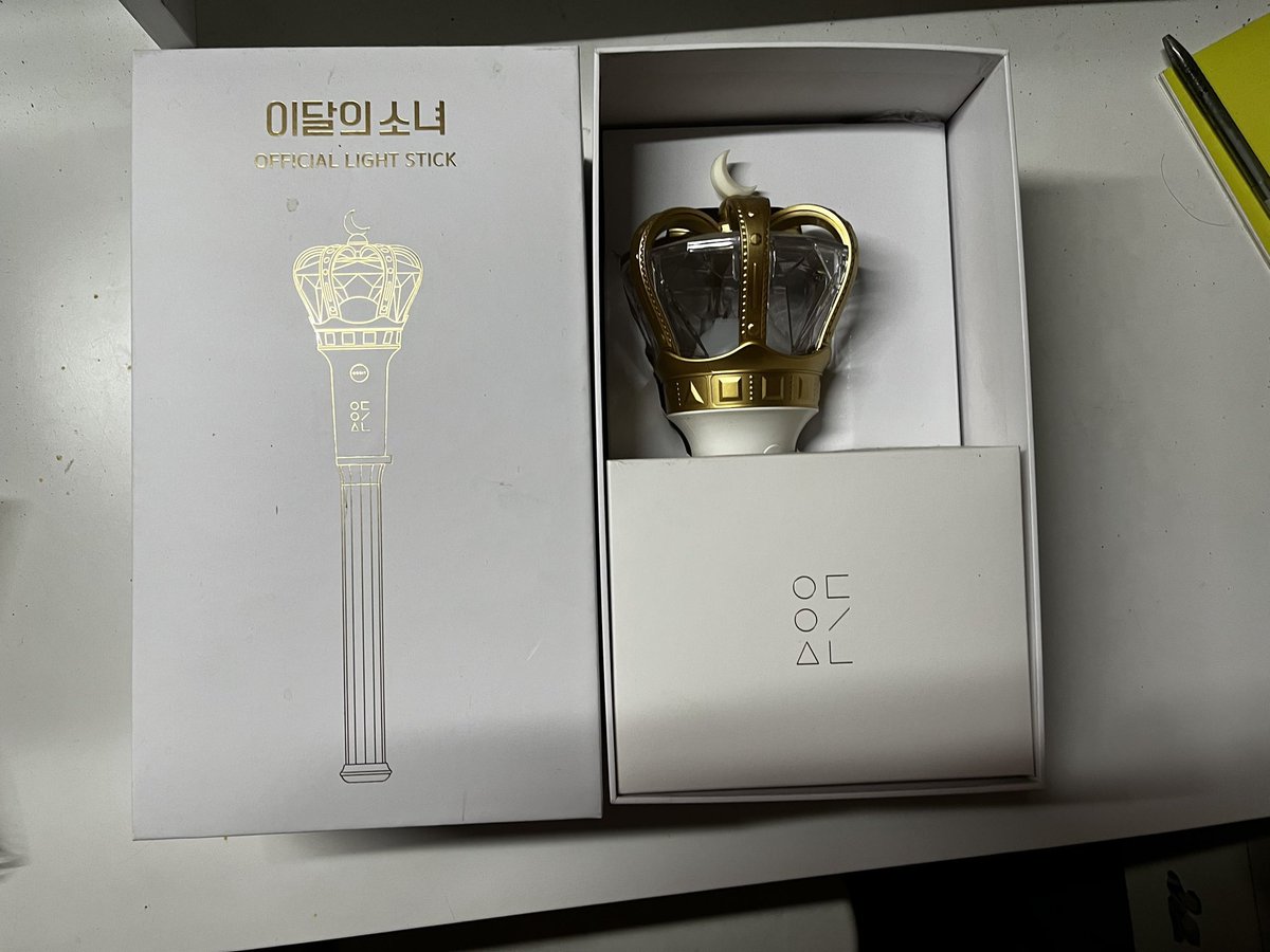 help rt 🇲🇾 wts 

loona official lightstick 
- never used 
- RM150 exc local postage. 

dm if you’re interested! #pasarloona