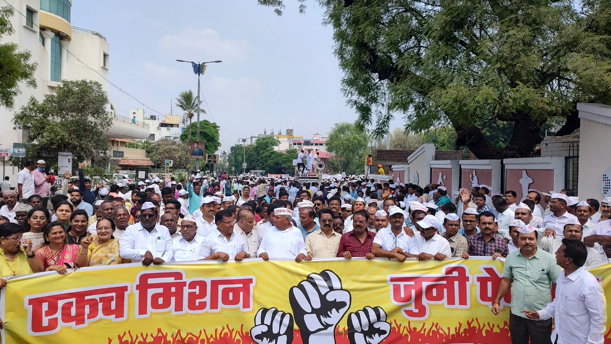 Balaji___Jadhav's tweet photo. संघर्षों की समर भूमि में, हमसे पूछो हम कैसे हैं,

कालचक्र के चक्रव्यूह में, हम भी अभिमन्यु जैसे हैं। https://t.co/vpTZnY1017